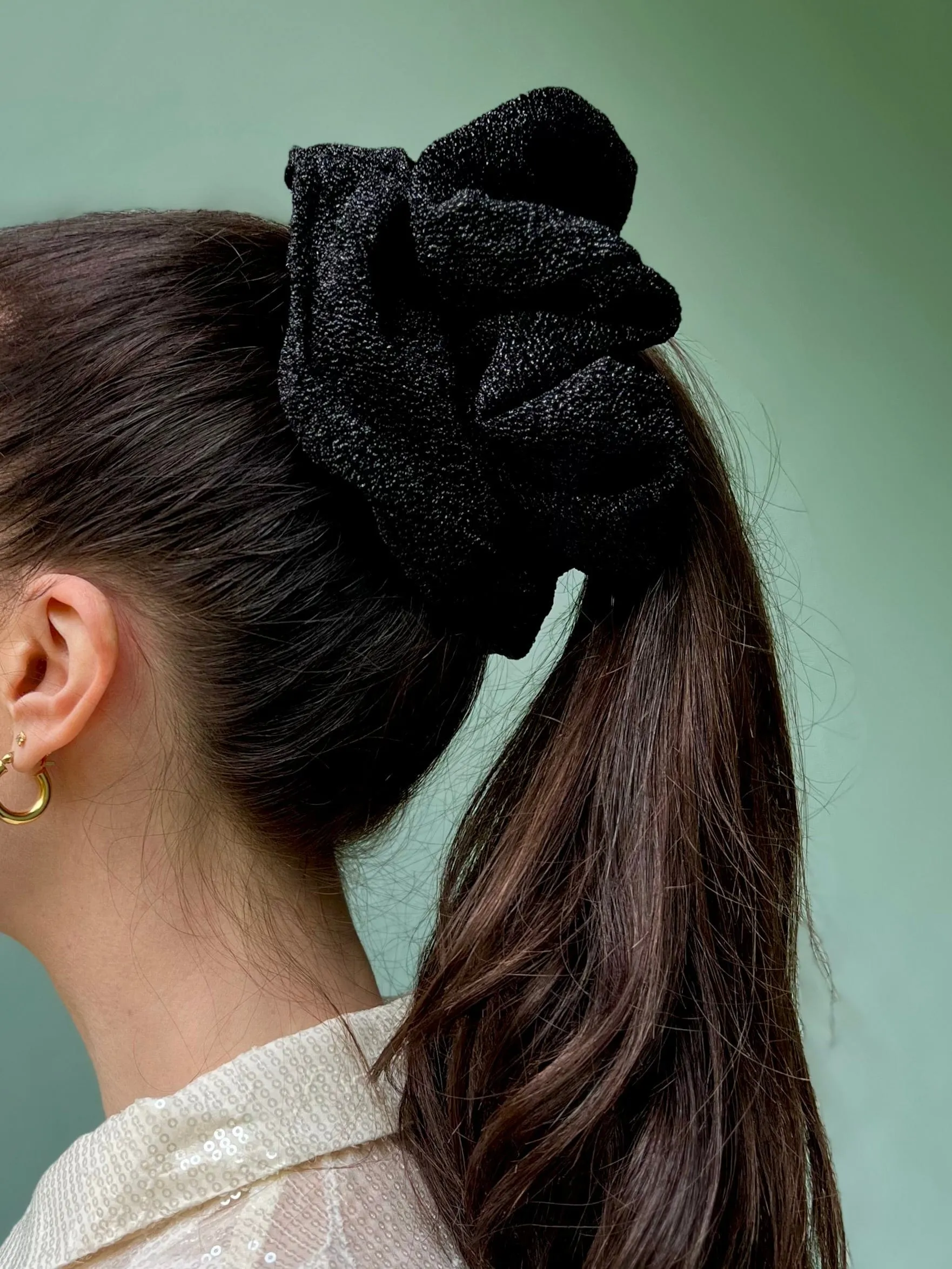 Scrunchie av restestoff stor - svart lurex